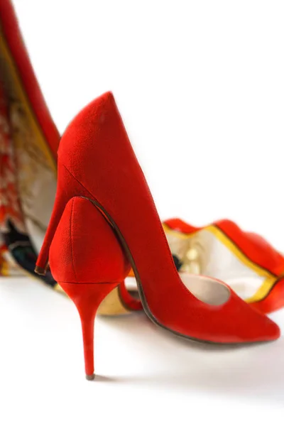 Mode femelle rouge chaussures à talons hauts et accessoires corail couleur soie foulard sur fond blanc, isolé . — Photo