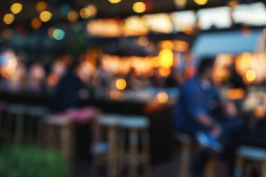 Bokeh ile restoran, bar veya gece kulübünde oturan müşterinin bulanık arka plan.
