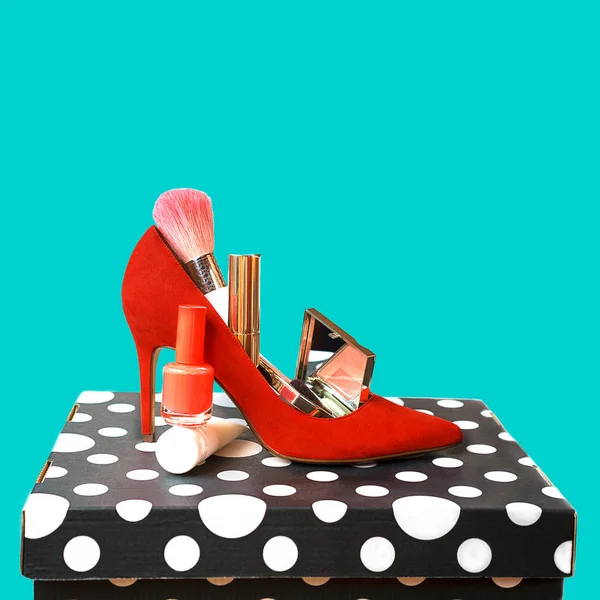 Trendy outfit layout zapatos rojos accesorios maquillaje cosméticos en blanco y negro caja y fondo azul . —  Fotos de Stock