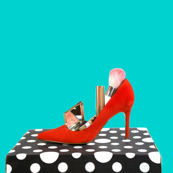 Trendy outfit layout zapatos rojos accesorios maquillaje cosméticos en blanco y negro caja y fondo azul . —  Fotos de Stock