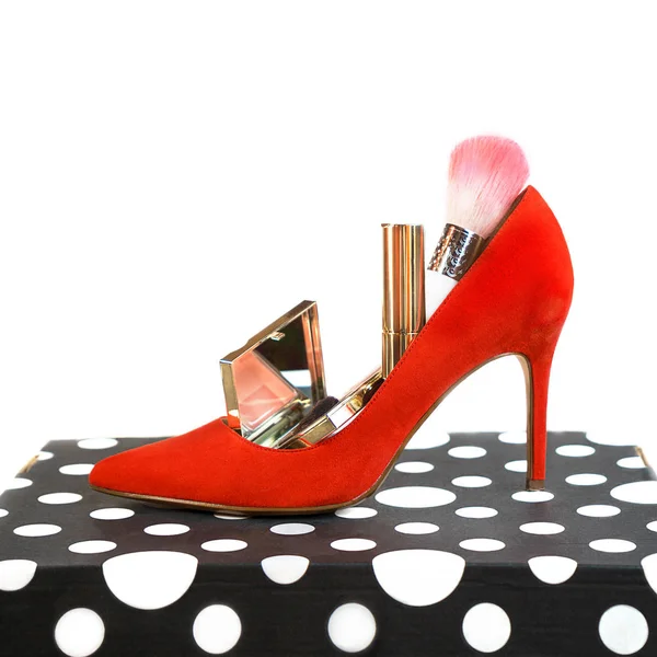 Trendy outfit layout zapatos rojos accesorios maquillaje cosméticos en blanco y negro caja y fondo blanco . —  Fotos de Stock