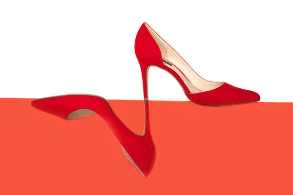 Жіночі стильні аксесуари модний розкішний набір одягу: червоне взуття та квіти в кораловому кольорі та білому тлі . — стокове фото
