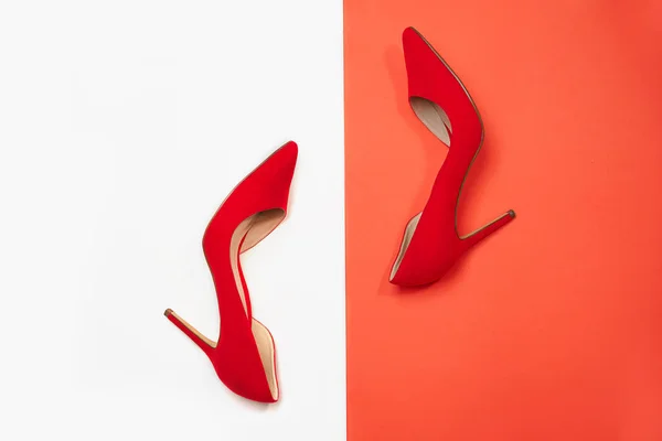 Aksesoris bergaya perempuan mode pakaian mewah: sepatu merah dan bunga dengan warna karang dan latar belakang putih . — Stok Foto
