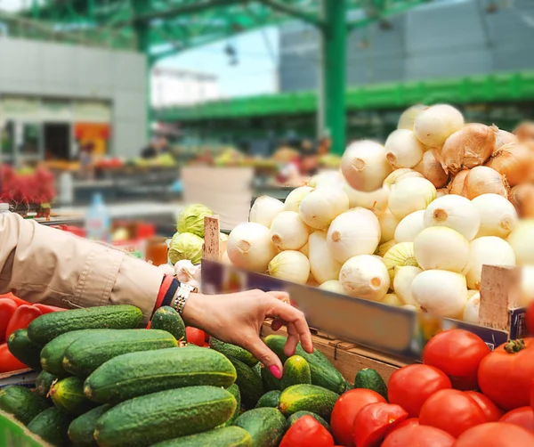 Ventas de frutas y hortalizas frescas y ecológicas en el mercado verde o en el mercado de agricultores . — Foto de Stock