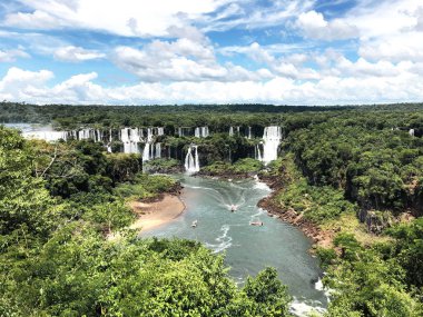 Iguazu Şelalesi Brezilya ve Arjantin sınırında, dünyanın ünlü doğal şelaleler biridir.