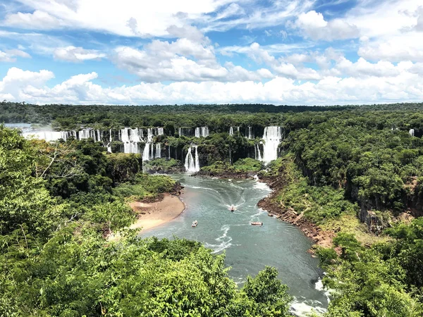 Iguazu Şelalesi Brezilya ve Arjantin sınırında, dünyanın ünlü doğal şelaleler biridir.