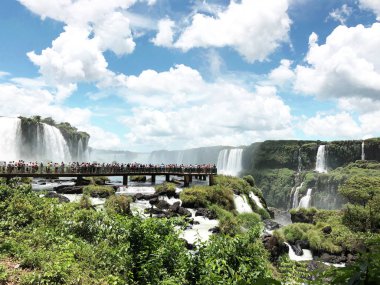 Iguazu Şelalesi Brezilya ve Arjantin sınırında, dünyanın ünlü doğal şelaleler biridir.