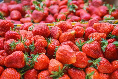 Ahşap kutularda çilek sepetleri doku yeşil pazarda