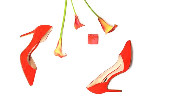 Aksesoris bergaya perempuan pakaian mode mewah: sepatu merah, kotak hadiah dan bunga dengan warna karang dan latar belakang putih . — Stok Foto