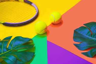 Tenis topları, raket ve tropikal monstera ile tenis düzeni soyut farklı çok renkli neon arka plan üzerinde yaprakları.