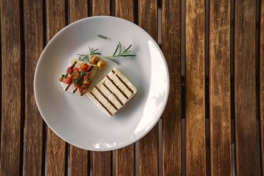 Izgara iz, salsa sosu ve ahşap arka plan üzerinde biberiye ile ızgara keçi peyniri.