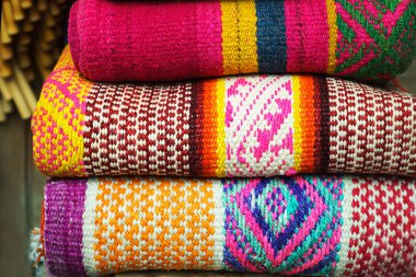 Machu Picchu, Dünyanın Yeni Yedi Wonder biri, Cusco Bölgesi Peru, Güney Amerika pazarında Perulu geleneksel renkli yerli el sanatları tekstil kumaş.