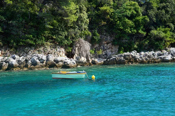 クロアチアの島の海岸にアドリア海のターコイズブルーの水のボート. — ストック写真