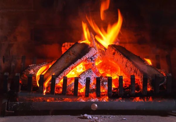 Cheminée en feu. Chauffage au bois dans une cheminée confortable à la maison à l'intérieur . — Photo