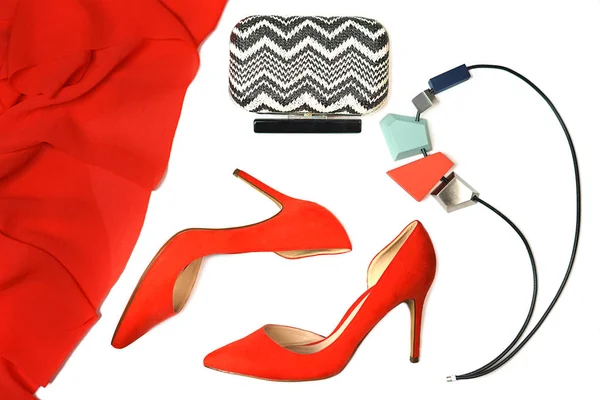 Top view party outfit composizione scarpe rosse accessori gioielli pochette su sfondo bianco, isolato . — Foto Stock