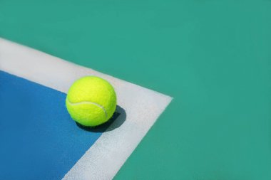 Sert tenis kortunda beyaz hat üzerinde tenis topu ile yaz spor konsepti.