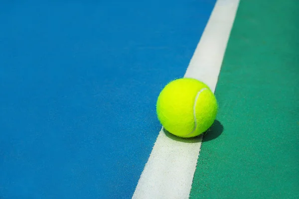 Sommar sport koncept med tennis boll på vit linje på hård tennis bana. — Stockfoto