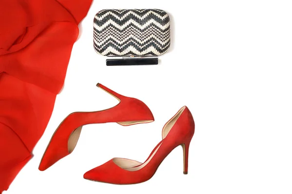 Top view party outfit scarpe rosse, accessori moda frizione bianca e nera su sfondo bianco, isolato . — Foto Stock