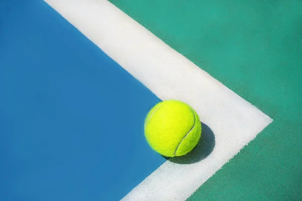 Sommar sport koncept med tennis boll på vit linje på hård tennis bana. — Stockfoto