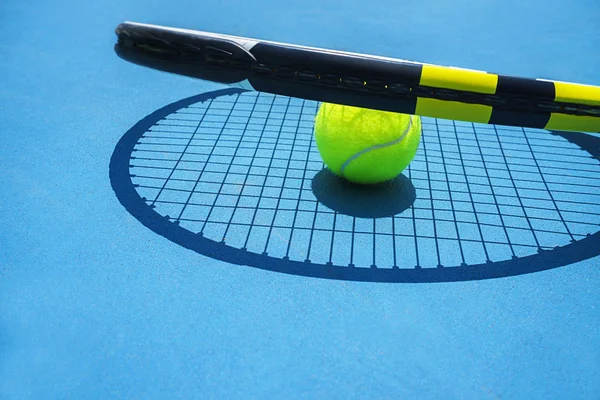 Sommar sport koncept med tennis boll och racket på blå hård tennis bana. — Stockfoto
