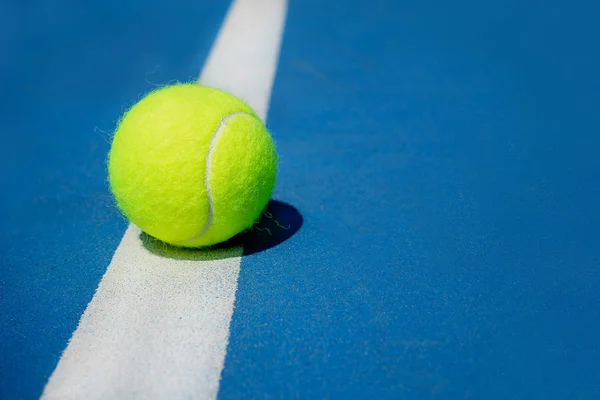 Sommar sport koncept med tennis boll på vit linje på hård tennis bana. — Stockfoto