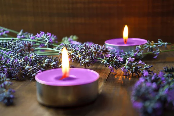 Lavanta çiçekleri ile Spa masaj ayarı, wo kokulu mumlar