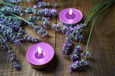 Lavanta çiçekleri ile Spa masaj ayarı, wo kokulu mumlar