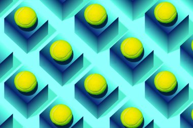 Mavi geometrik arka plan üzerinde tenis topu ile yapılan yaratıcı kompozisyon.