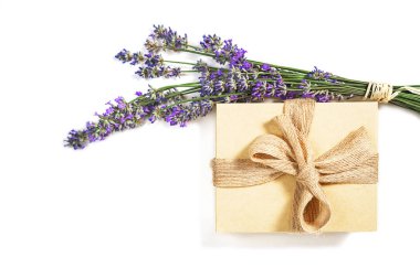 Lavanta çiçekleri ve beyaz arka plan üzerinde yay ile hediye kutusu doğal renk ile güzellik ayarı, izole.