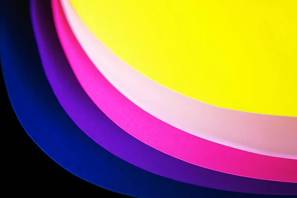 Trendy sfondo multicolore al neon da un arco di cartone di diversi colori . — Foto Stock