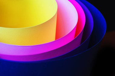 Karton farklı renklerde bir yay trendy neon çok renkli arka plan.