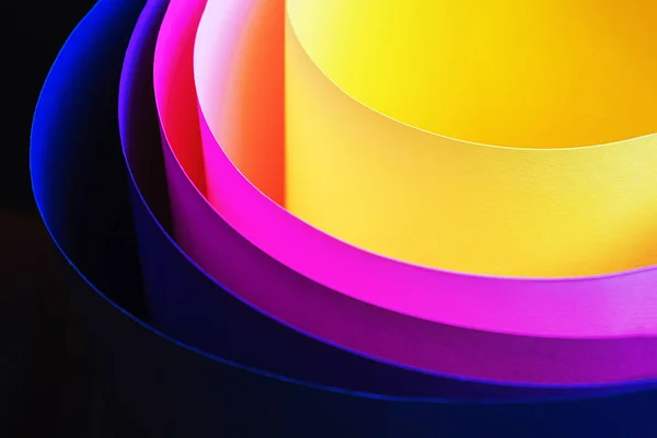 Trendy sfondo multicolore al neon da un arco di cartone di diversi colori . — Foto Stock