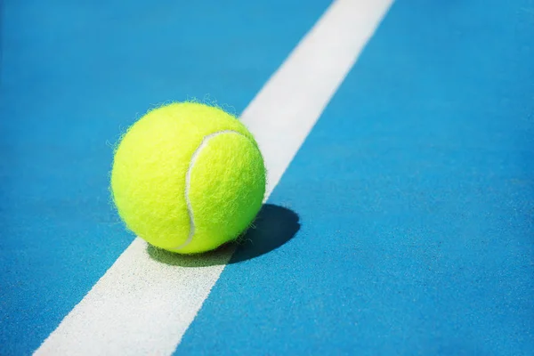 Sommar sport koncept med tennis boll på vit linje på hård tennis bana. — Stockfoto