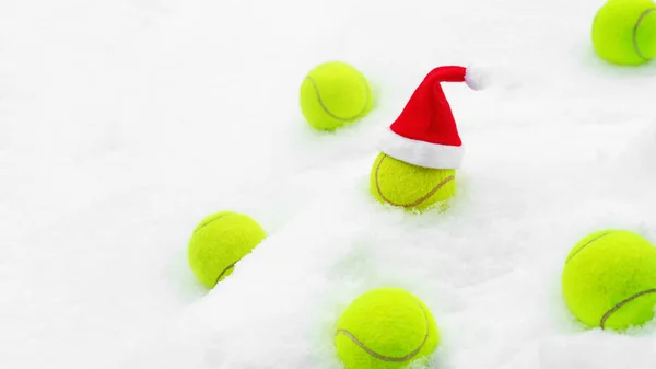 Beyaz kar üzerinde tenis topları ile tenis kış konsepti.