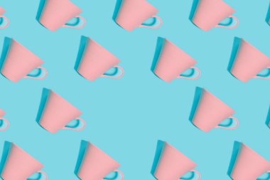 Parlak mavi backg kahve için pembe mercan fincan Kahve deseni