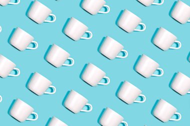 Parlak mavi arka plan üzerinde kahve için beyaz fincan kahve deseni.