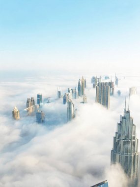 Dubai silüeti panoramik günbatımı manzarası.