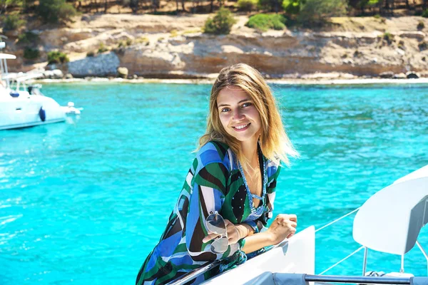 Mladá šťastná žena se v letních prázdninách cítí zábavně na luxusní plachetnici jachty v tyrkysově moři.. — Stock fotografie