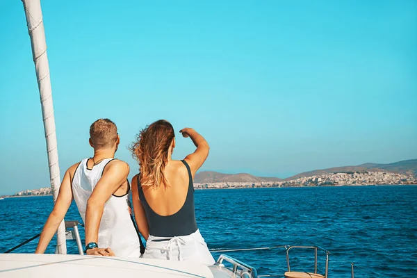 Yaz tatilinde yelkenli teknede aşık çift.