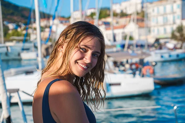 Giovane donna felice si sente divertente sulla barca a vela di lusso yacht catamarano in mare turchese in vacanze estive . — Foto Stock