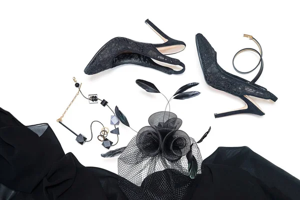 Halloween Party Female outfit Collection tillbehör svart på vit bakgrund, skor, tyg med skallar, smycken, väska. — Stockfoto