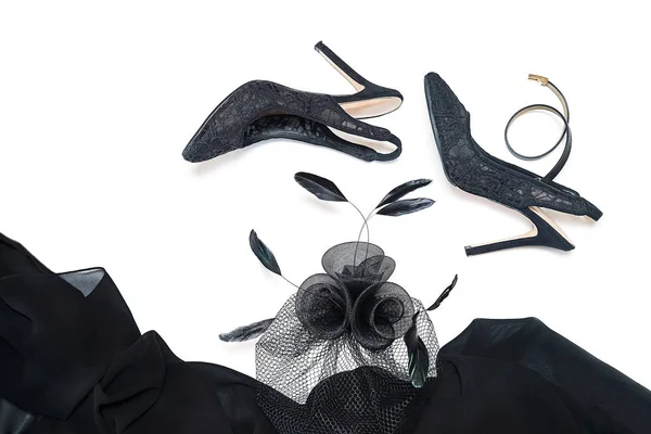 Halloween Party Female outfit Collection tillbehör svart på vit bakgrund, skor, tyg med skallar, smycken, väska. — Stockfoto