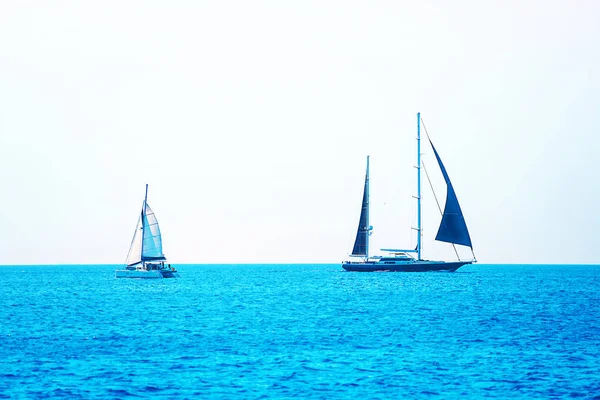 Barco preto e branco navegando no mar azul aberto na Grécia . — Fotografia de Stock