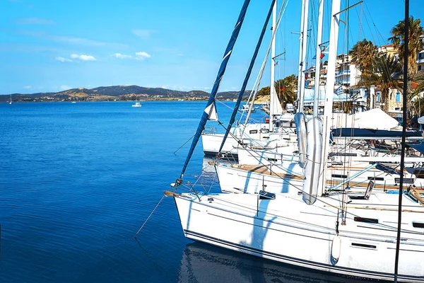 Żaglówki w pięknej zatoce, Poros Island, Grecja. — Zdjęcie stockowe