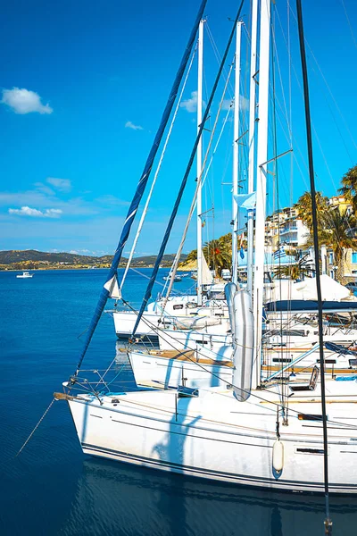 Vitorlások egy gyönyörű öbölben, poros, Görögország. — Stock Fotó