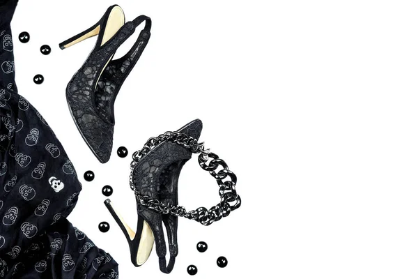 Halloween party accessori collezione abbigliamento femminile nero su sfondo bianco, scarpe, stoffa con teschi, gioielli . — Foto Stock