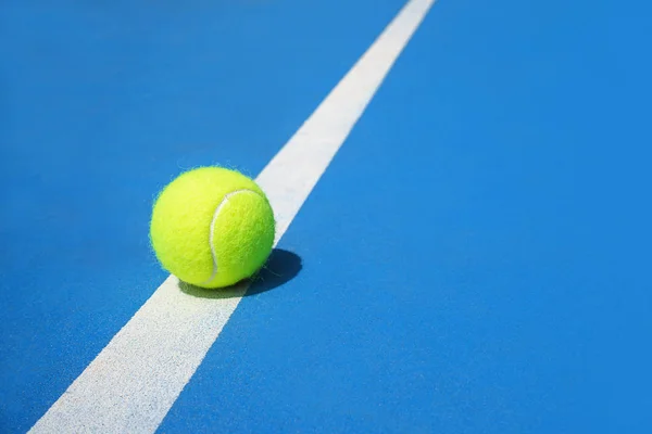 Sommar sport koncept med tennisboll på vit linje på Hard tennisbana blå färg. — Stockfoto