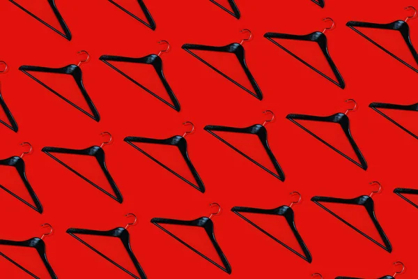Модель вешалки для одежды на красном фоне . — стоковое фото