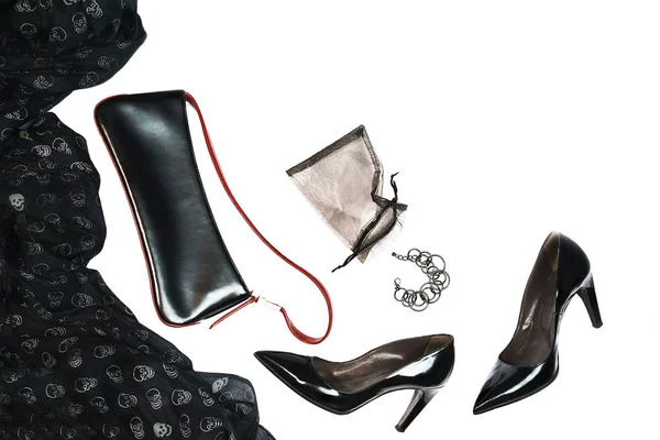 Pesta Halloween tata letak pakaian wanita aksesoris hitam di latar belakang putih: sepatu, kain dengan tengkorak, perhiasan . — Stok Foto