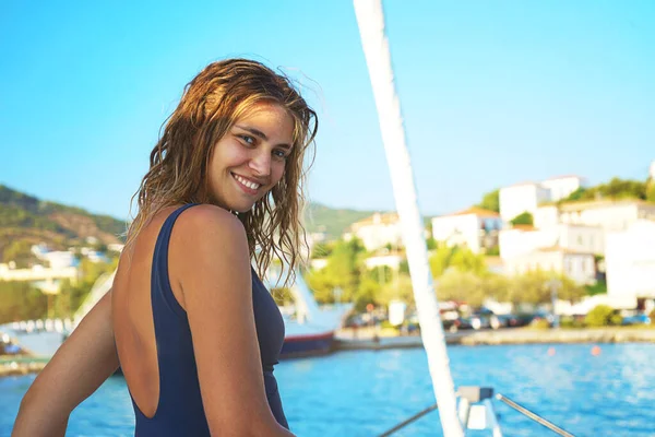 Giovane donna felice in occhiali da sole si sente divertente sulla barca a vela di lusso catamarano yacht in mare turchese in vacanze estive, Grecia. — Foto Stock